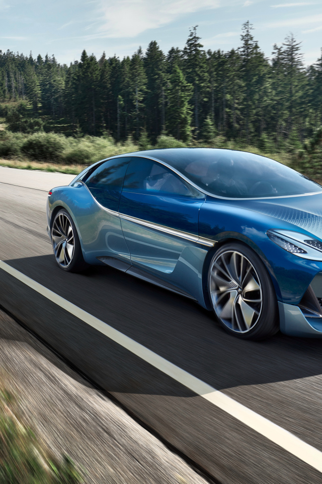 Синий автомобиль Borgward Isabella Concept, 2017 на трассе