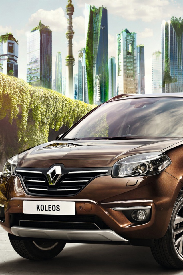 Коричневый автомобиль Рено Колеос на фоне города 