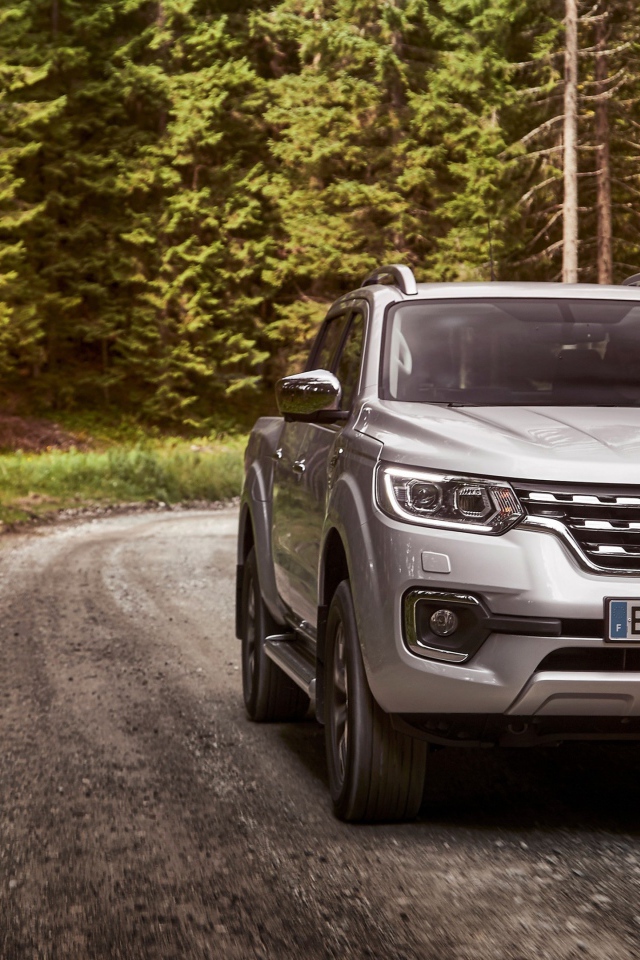 Серебристый пикап Renault Alaskan, 2017 в лесу