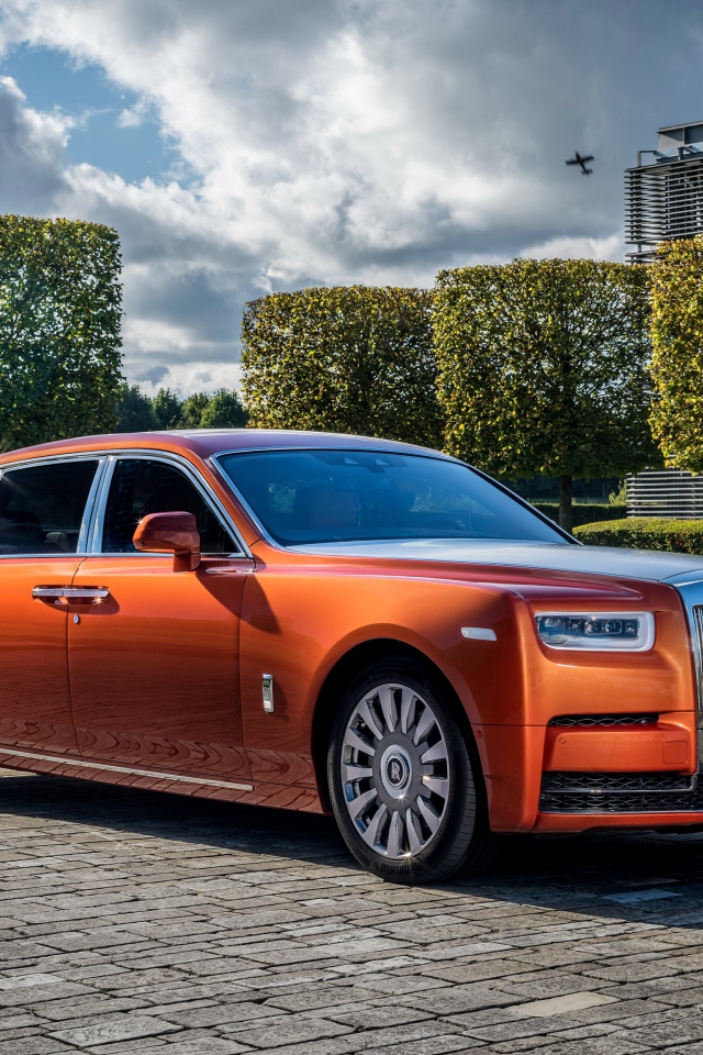 Оранжевый серийный автомобиль Rolls Royce Phantom EWB
