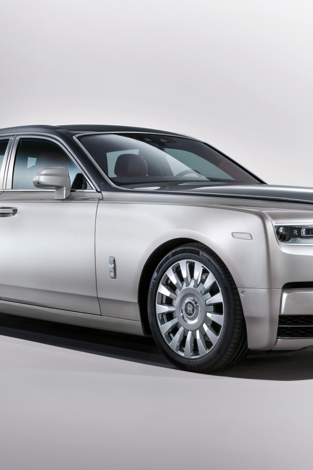Серебристый автомобиль  Rolls Royce Phantom, 2017