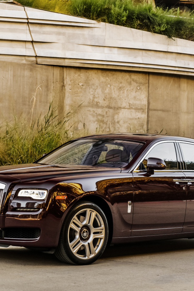 Стильный черный автомобиль Rolls Royce Ghost