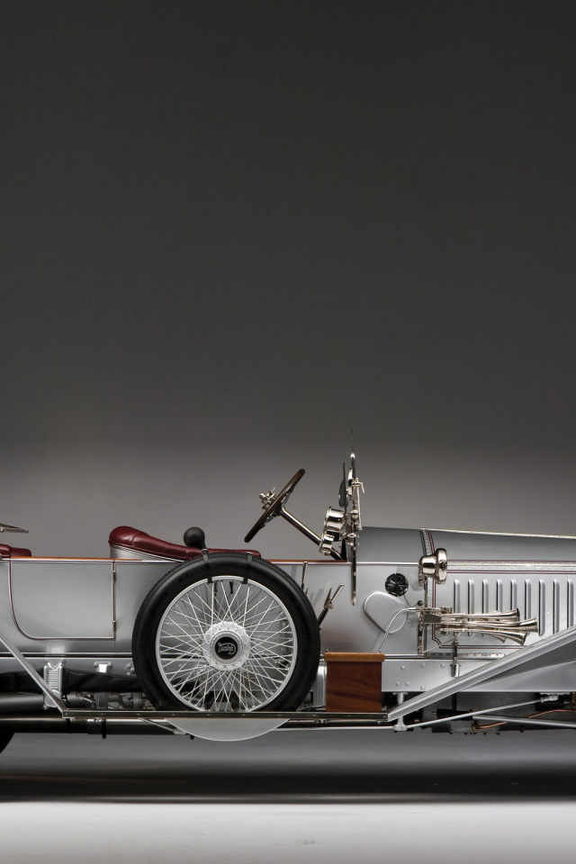 Стильный серебристый ретро автомобиль Rolls Royce, 1915 года