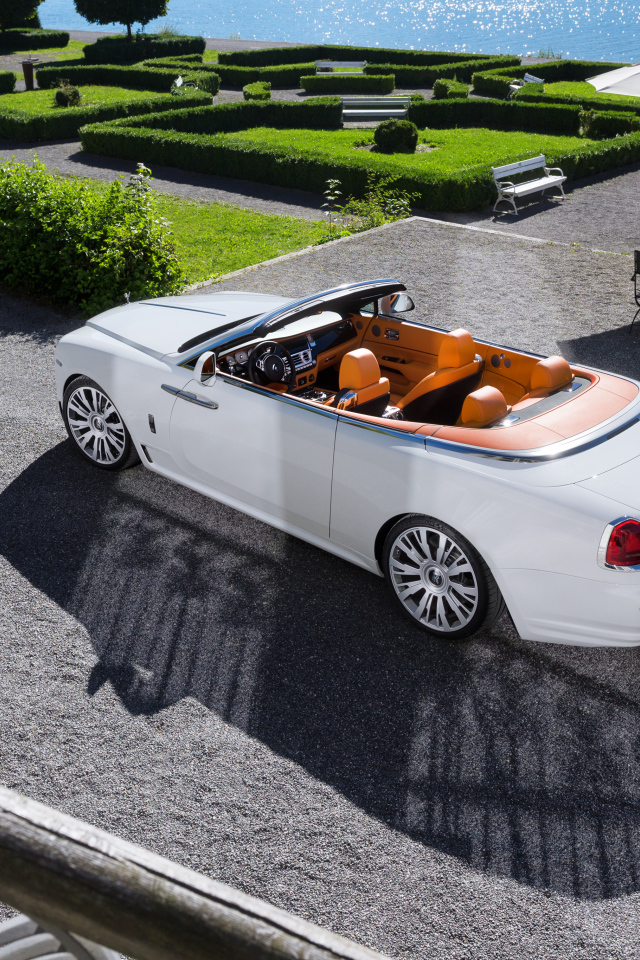 Белый автомобиль Rolls-Royce Dawn вид сверху