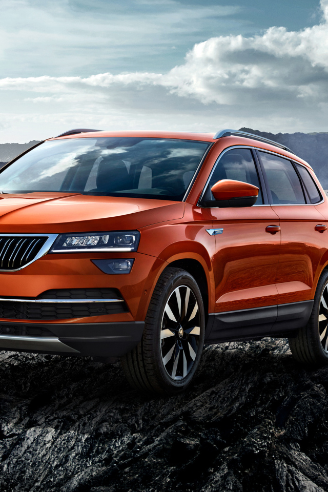 Оранжевый внедорожник Skoda Karoq, 2017 у вулкана