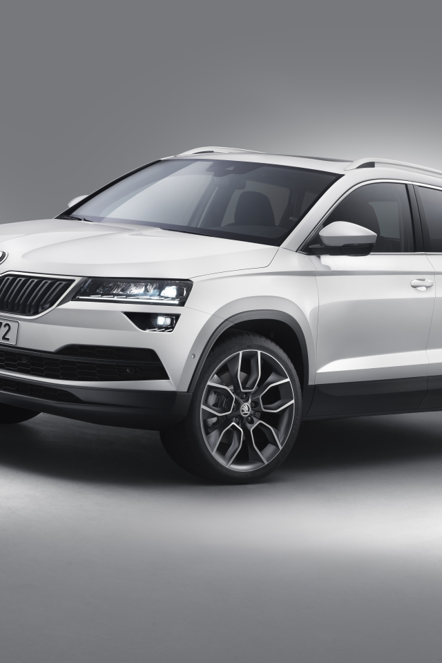 Белый внедорожник Škoda Karoq на сером фоне