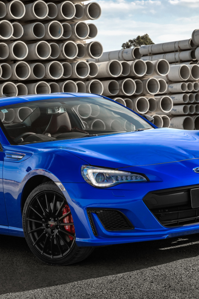 Синий автомобиль Subaru BRZ tS, 2018 на фоне труб