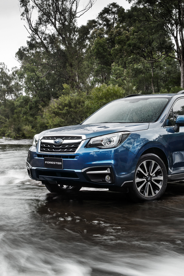 Внедорожник Subaru Forester проезжает через реку 