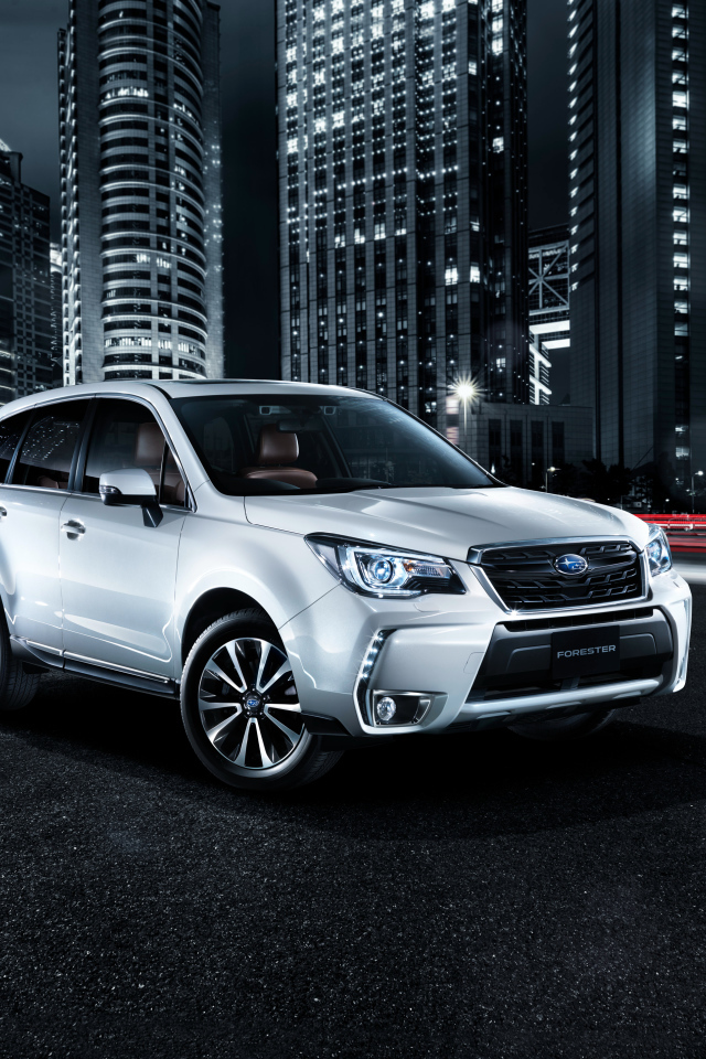 Внедорожник Subaru Forester, 2018 в ночном городе