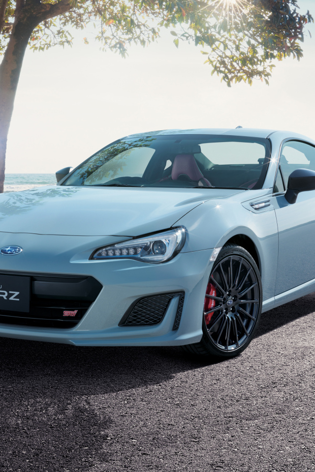 Новый белый автомобиль Subaru BRZ, 2018 на фоне океана