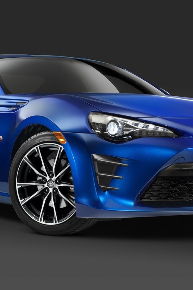 Синяя Toyota GT86 2017 года 