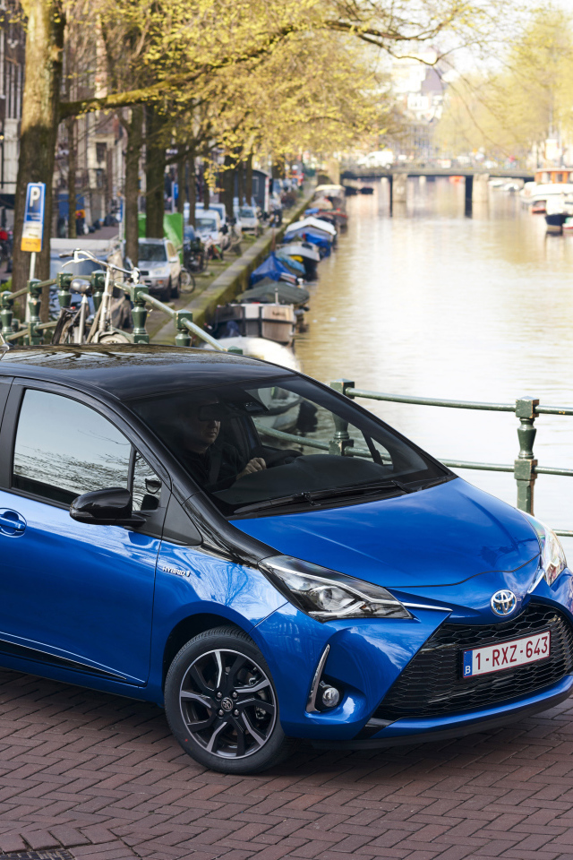 Голубой автомобиль Toyota Yaris Hybrid, 2017 