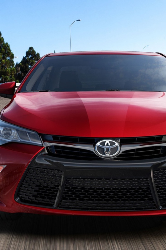 Красная Toyota Camry 2017 года в движении 