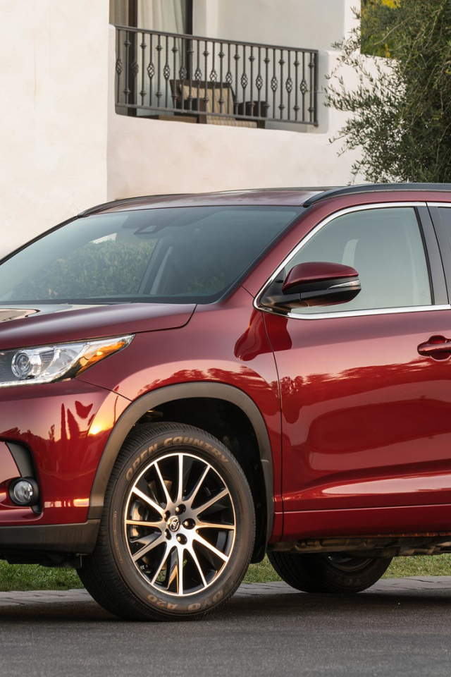 Красная Toyota Highlander 2017 года 