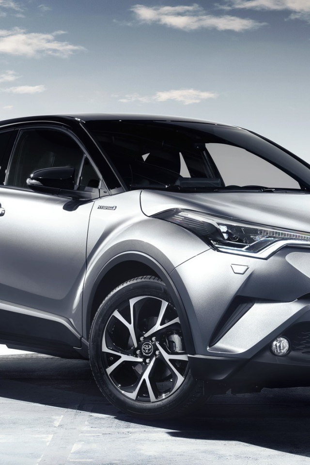 Серебристый кроссовера Toyota C-HR 2017 года 