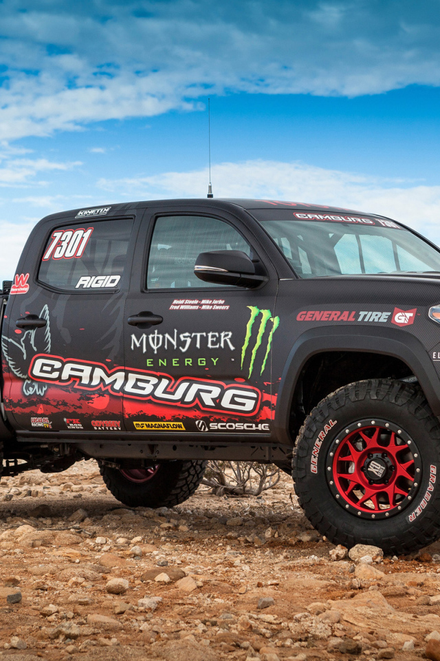 Автомобиль пикап Toyota Tacoma на фоне голубого неба