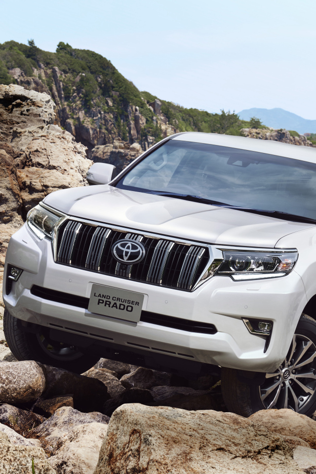 Белый автомобиль внедорожник Toyota Land Cruiser Prado, 2017