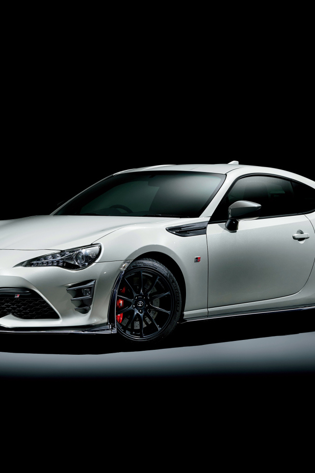 Белый спортивный автомобиль Toyota 86 GR на черном фоне