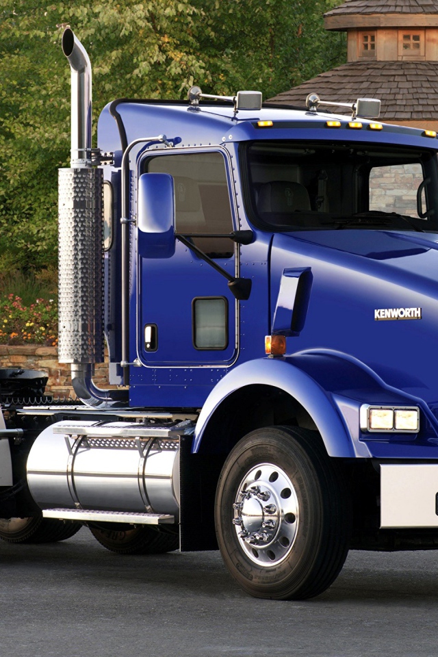 Большой синий грузовик  Kenworth