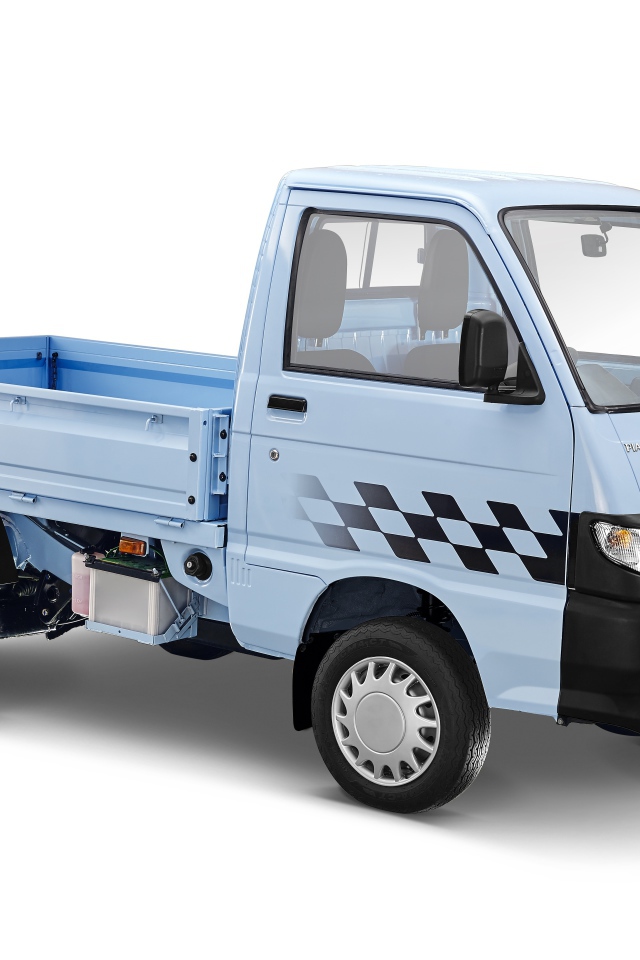 Голубой грузовик Piaggio Porter 700 на белом фоне