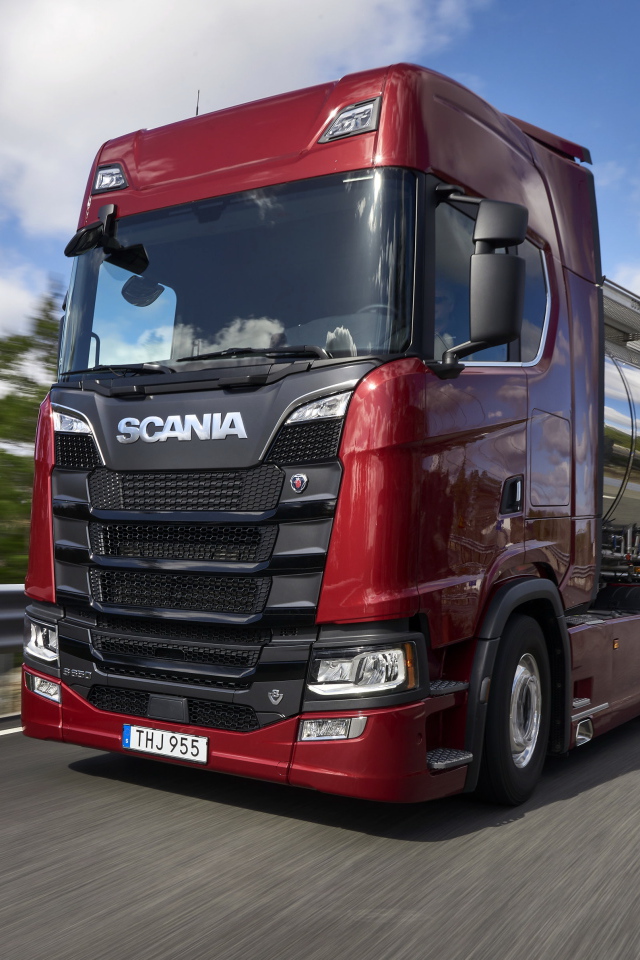 Красный грузовой автомобиль Scania S 650 на трассе