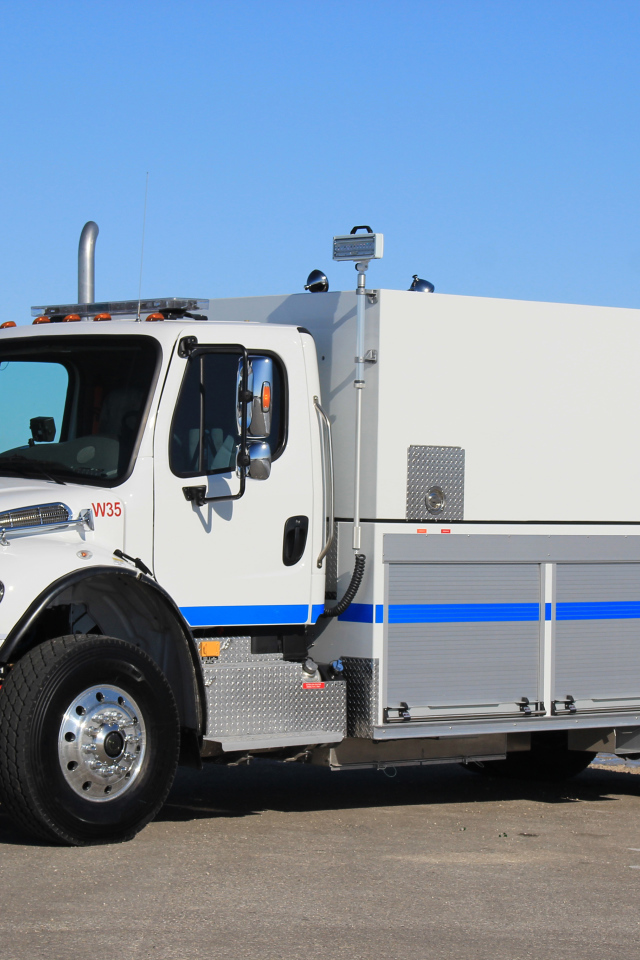 Грузовик Freightliner Business Class M2 106 Grusader Tanker, 2017 года