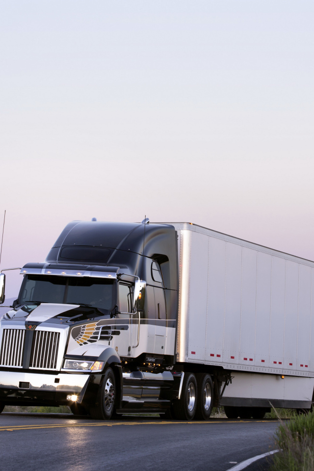 Грузовик Western Star 5700XE на трассе