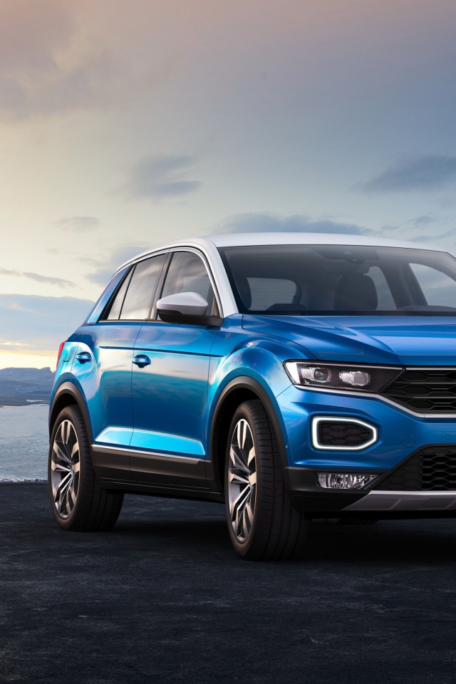 Синий внедорожник Volkswagen T Roc, 2017 на фоне неба