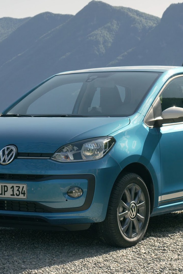 Синий Volkswagen Up 2017 года на фоне гор 