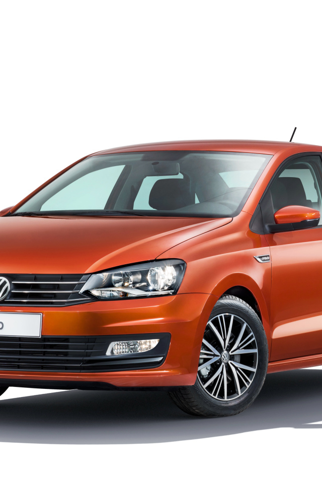 Оранжевый автомобиль Volkswagen Polo на белом фоне