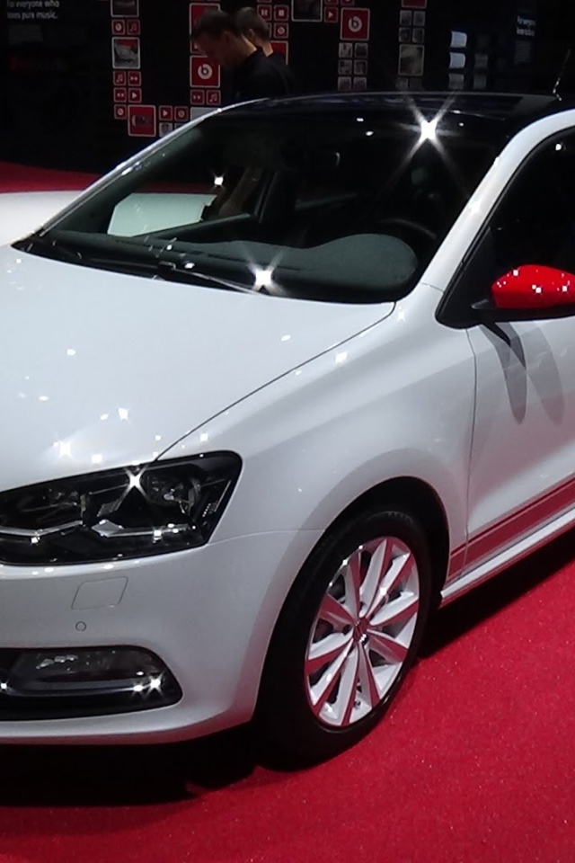 Презентация белого Volkswagen Polo 2017 года 