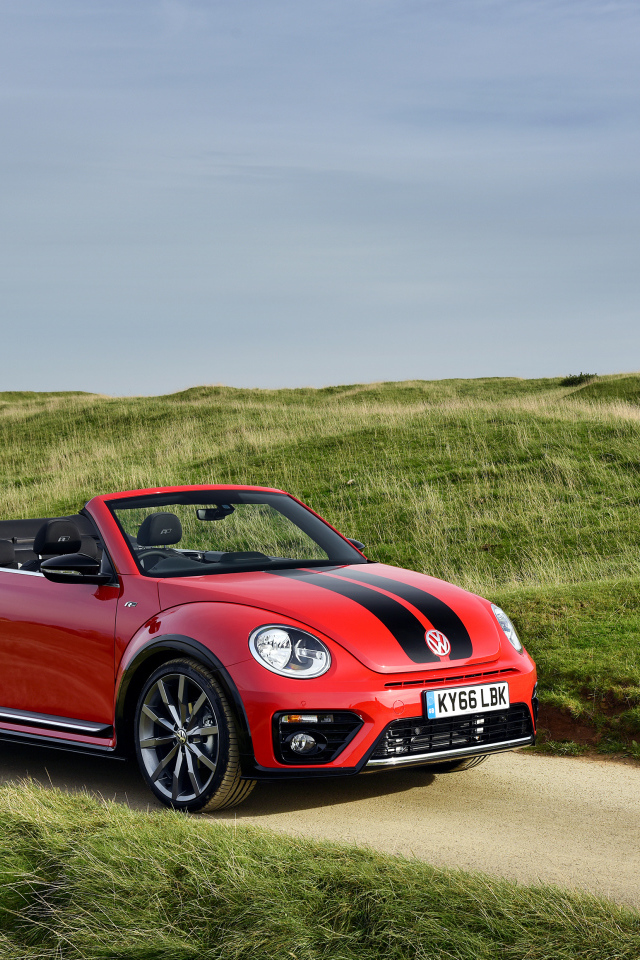 Красный маленький автомобиль Volkswagen Beetle 