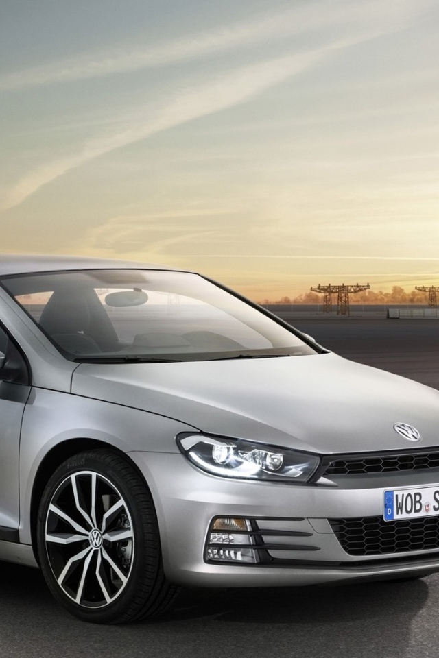 Серебристый Volkswagen Scirocco 2017 года на фоне взлетной полосы 