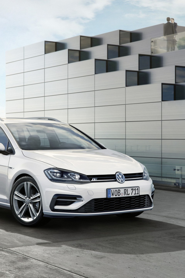 Белый Volkswagen  Golf  R-Line 2017 года 