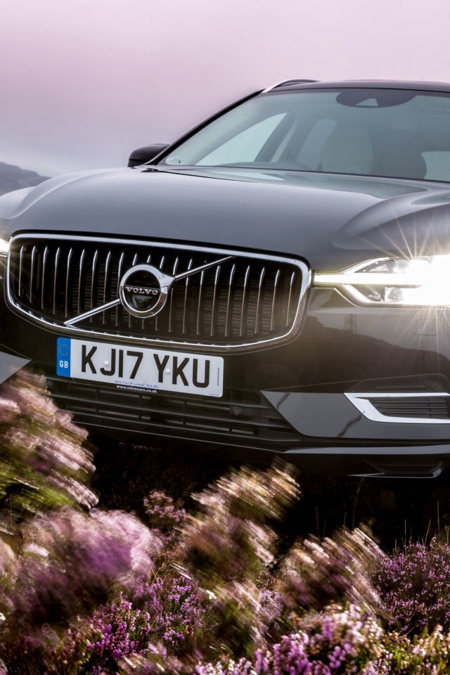 Черный автомобиль Volvo XC60 T8, 2018 с включенными фарами