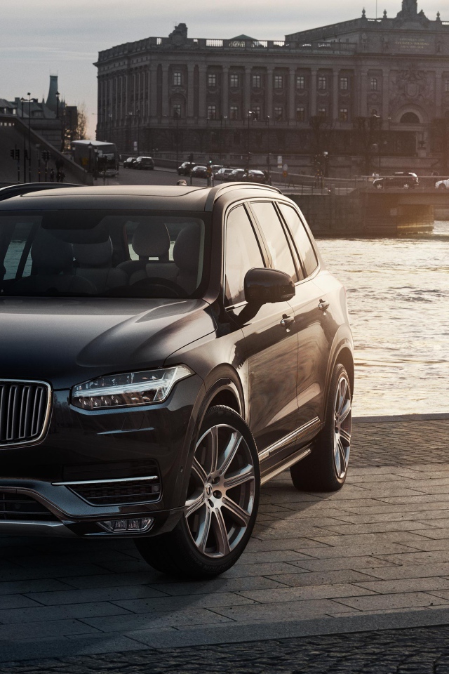 Черный кроссовер Volvo XC90 у реки