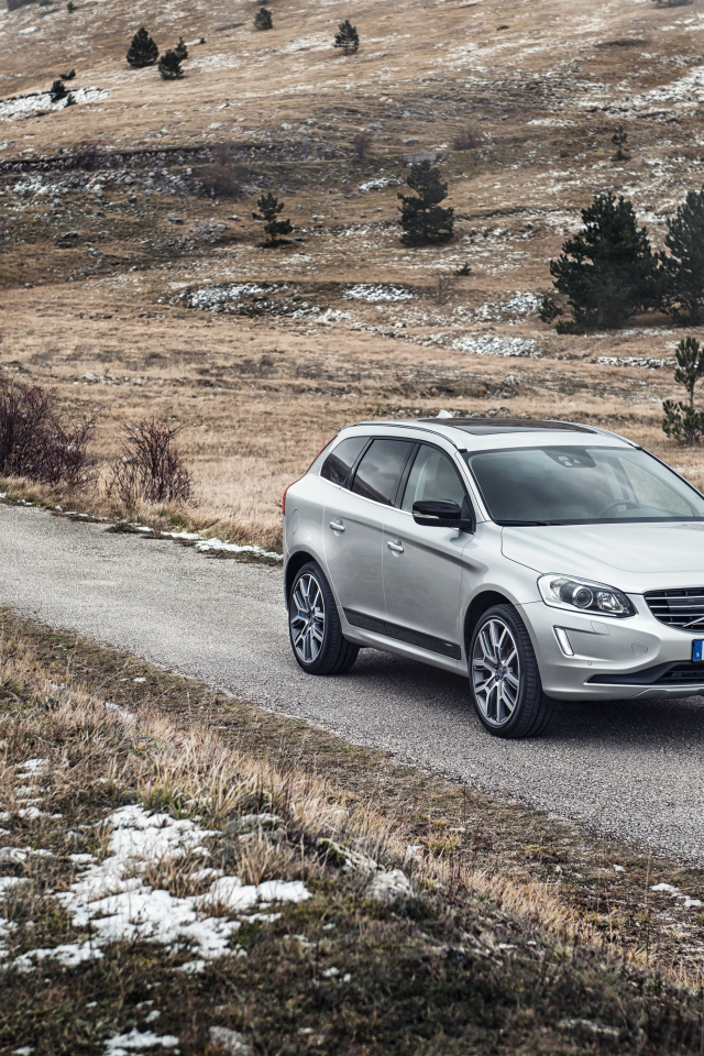 Серебристый внедорожник Volvo XC60 на трассе