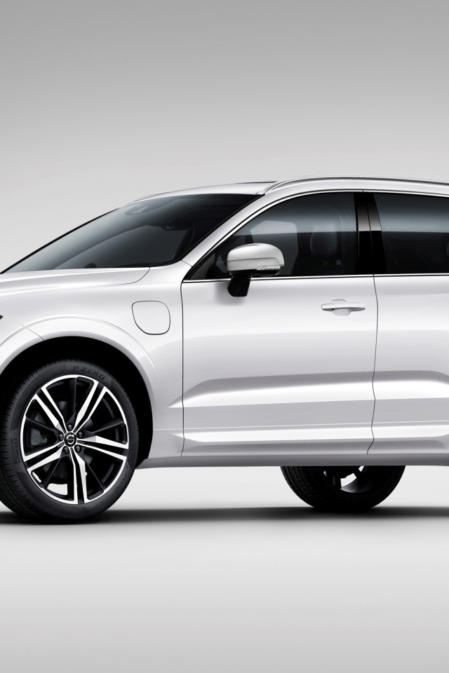 Серебристый  автомобиль Volvo XC60 T8 R Design, 2017 