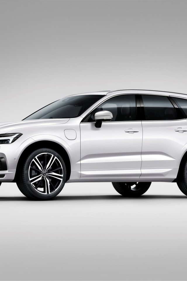 Белый автомобиль Volvo XC90 T8 R-Design, 2017 
