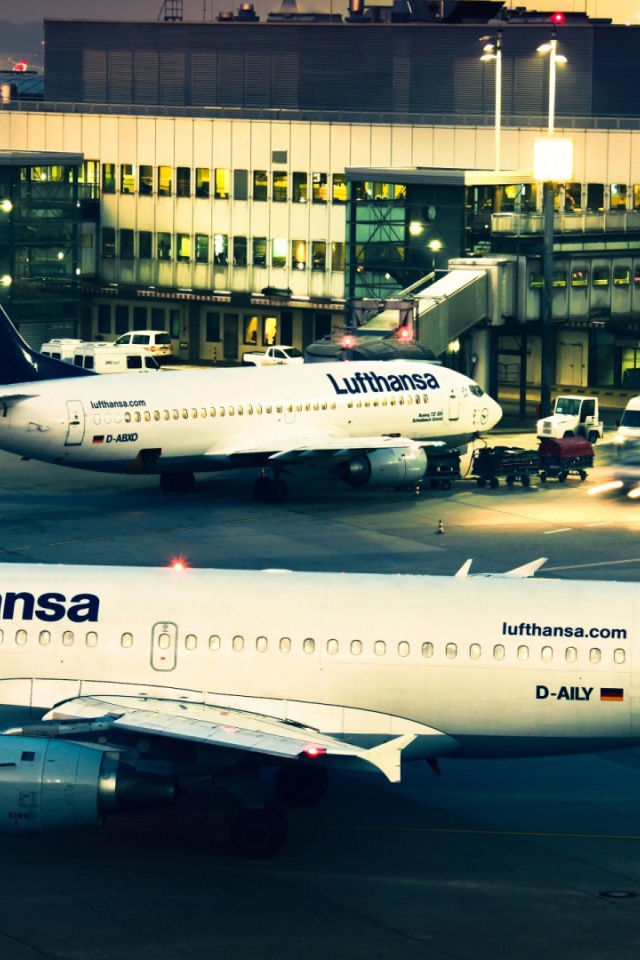 Airbus A-319  авиакомпании Lufthansa в вечернем аэропорту 