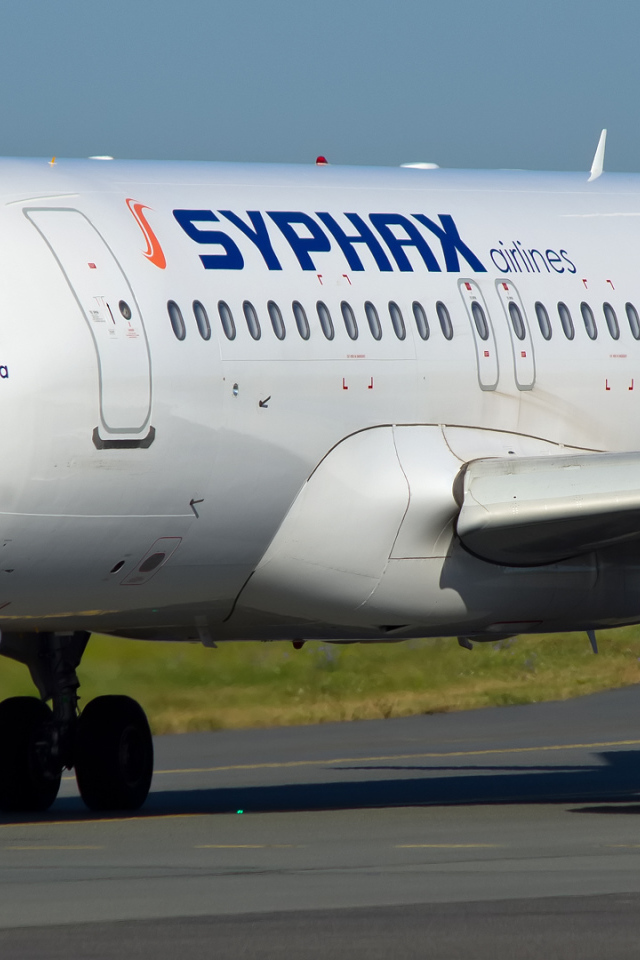 Самолет Airbus A319 авиакомпании Syphax Airlines на взлетной полосе 
