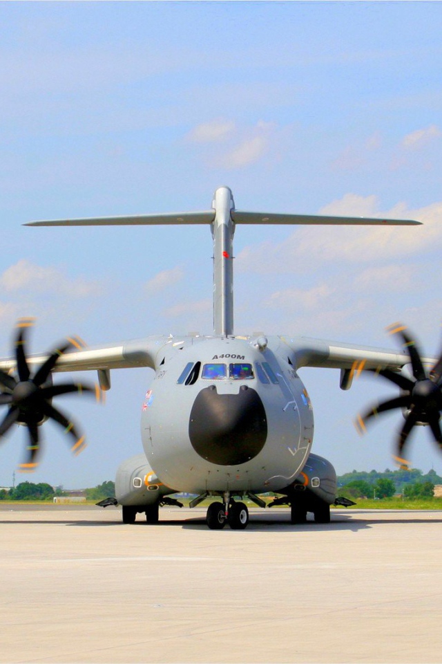Военный самолет Airbus  A400M готовится к взлету 