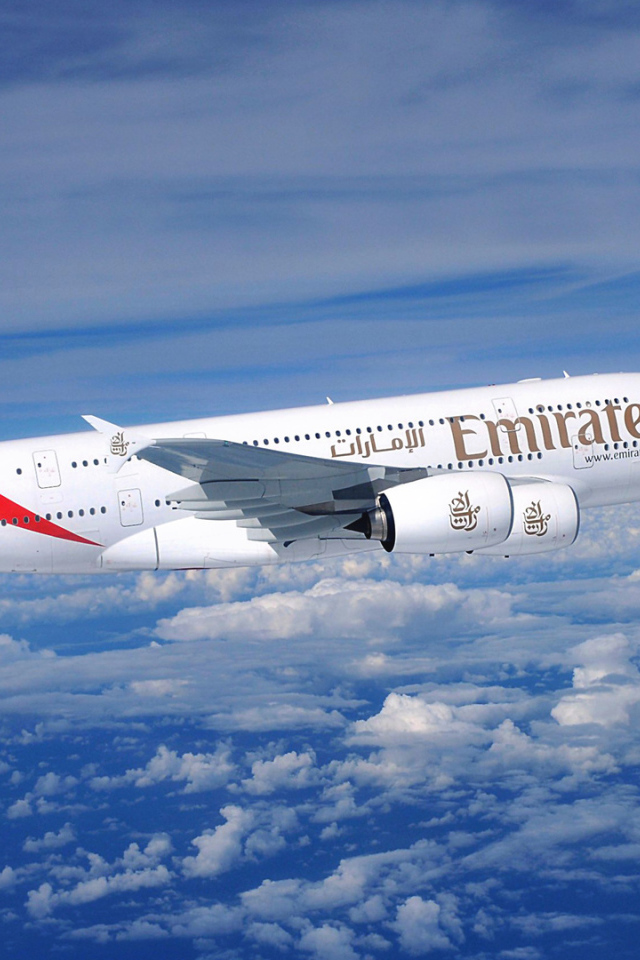 Авиалайнер Airbus A380 авиакомпании Emirates полет над облаками