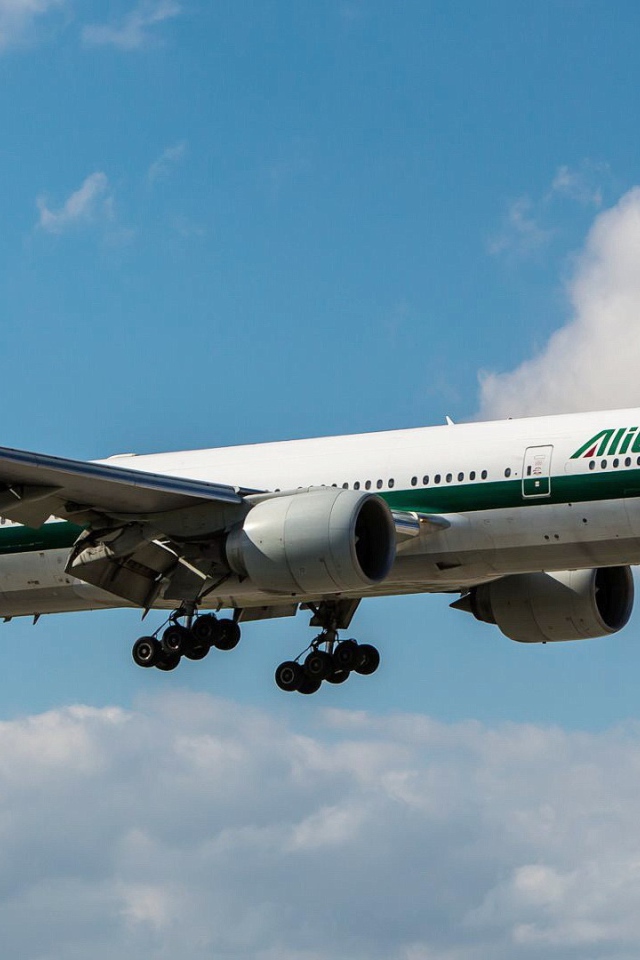 Авиалайнер Boeing 777 авиакомпании Alitalia идет на посадку 
