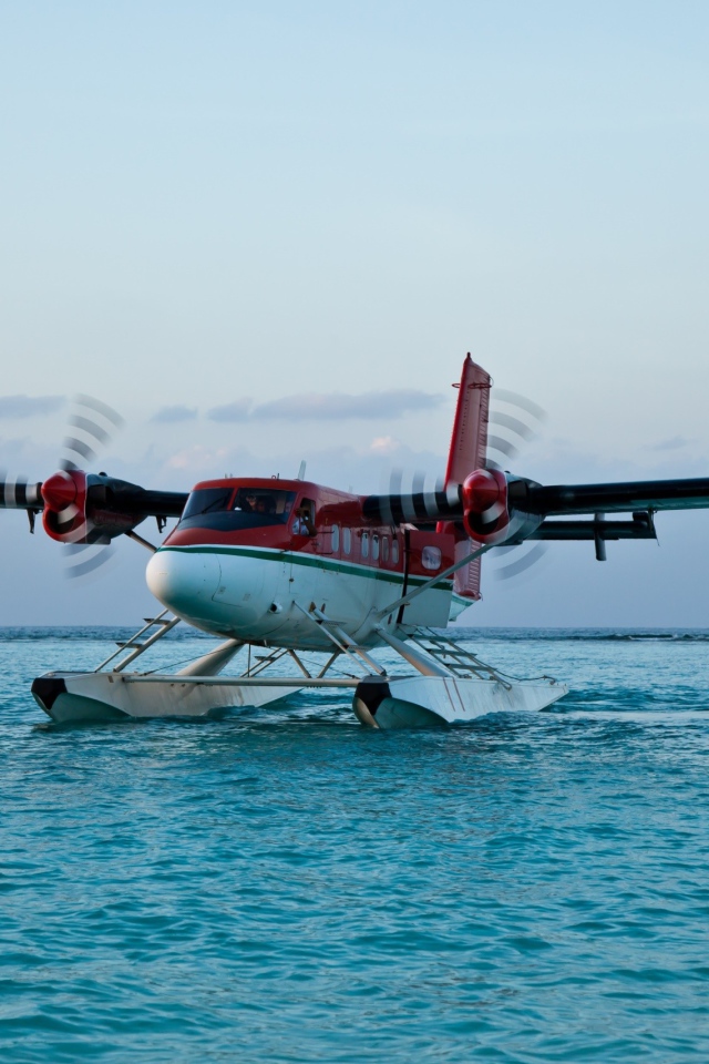Самолет  DHC-6 Твин Оттер на воде 