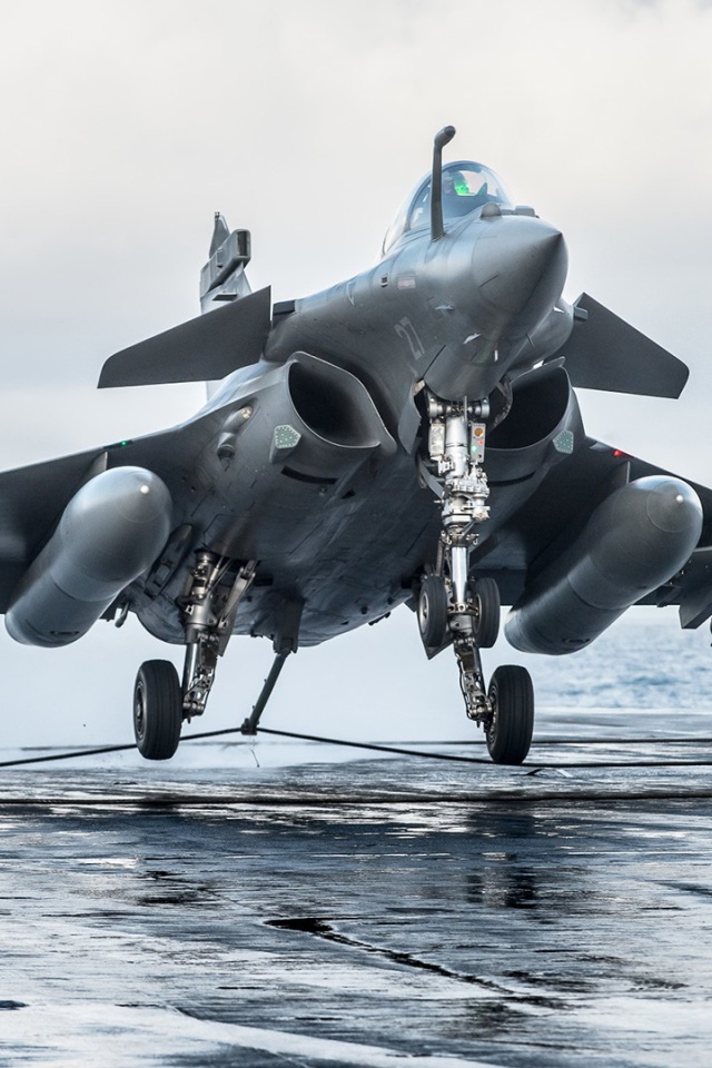 Многоцелевой истребитель Dassault Rafale готовится к взлету 