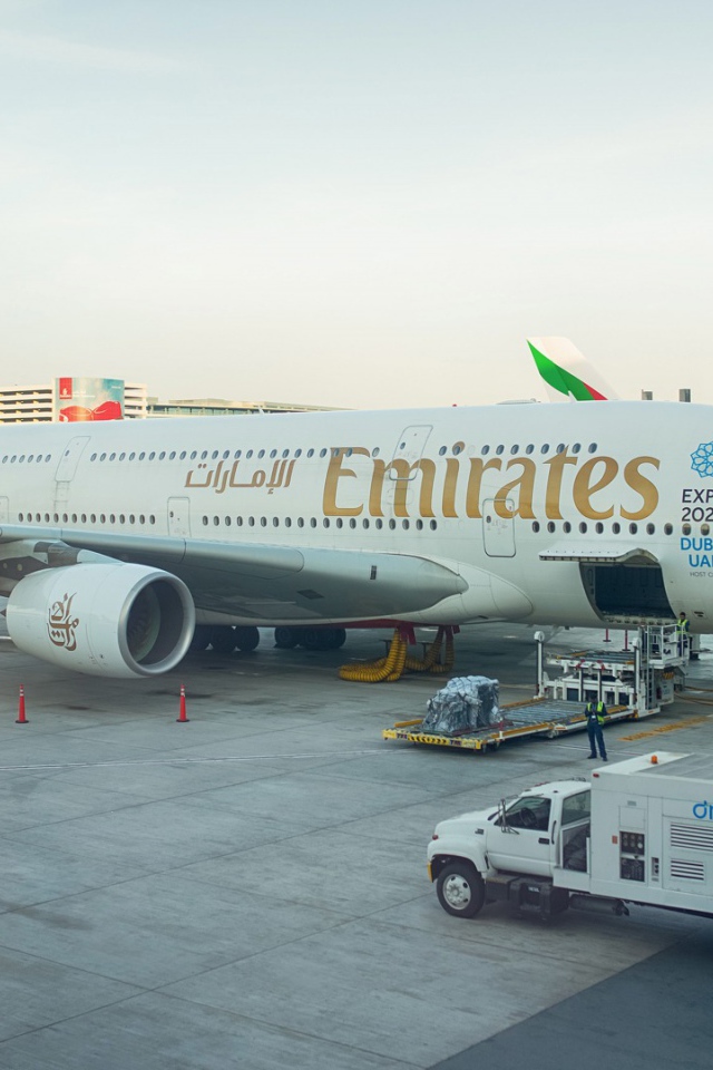 Двухпалубный Airbus A380 - 800 авиакомпании Emirates подготовка к взлету 