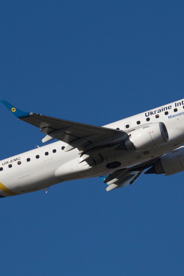 Embraer украинских авиалиний на взлете 