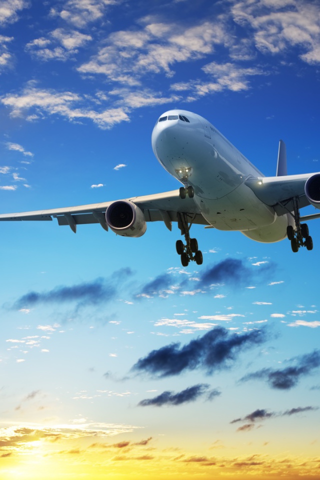 Посадка Boeing на фоне заката