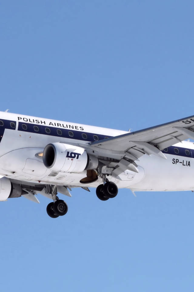 Пассажирский самолет Embraer 175  LOT польских авиалиний 